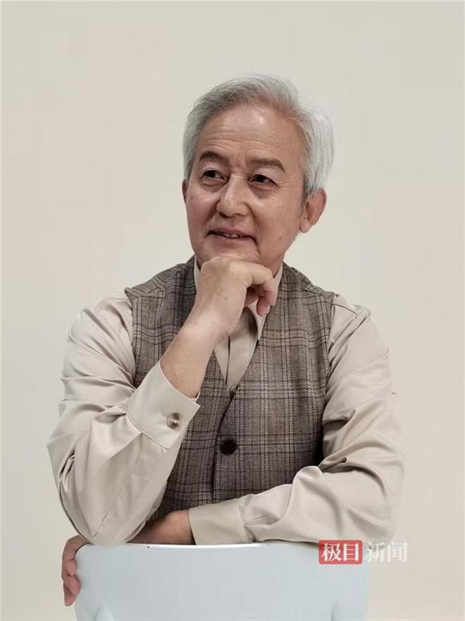 bwin必赢探班武汉“短剧爷爷”袁吉衣：多年演员经验水到渠成走红只是意外